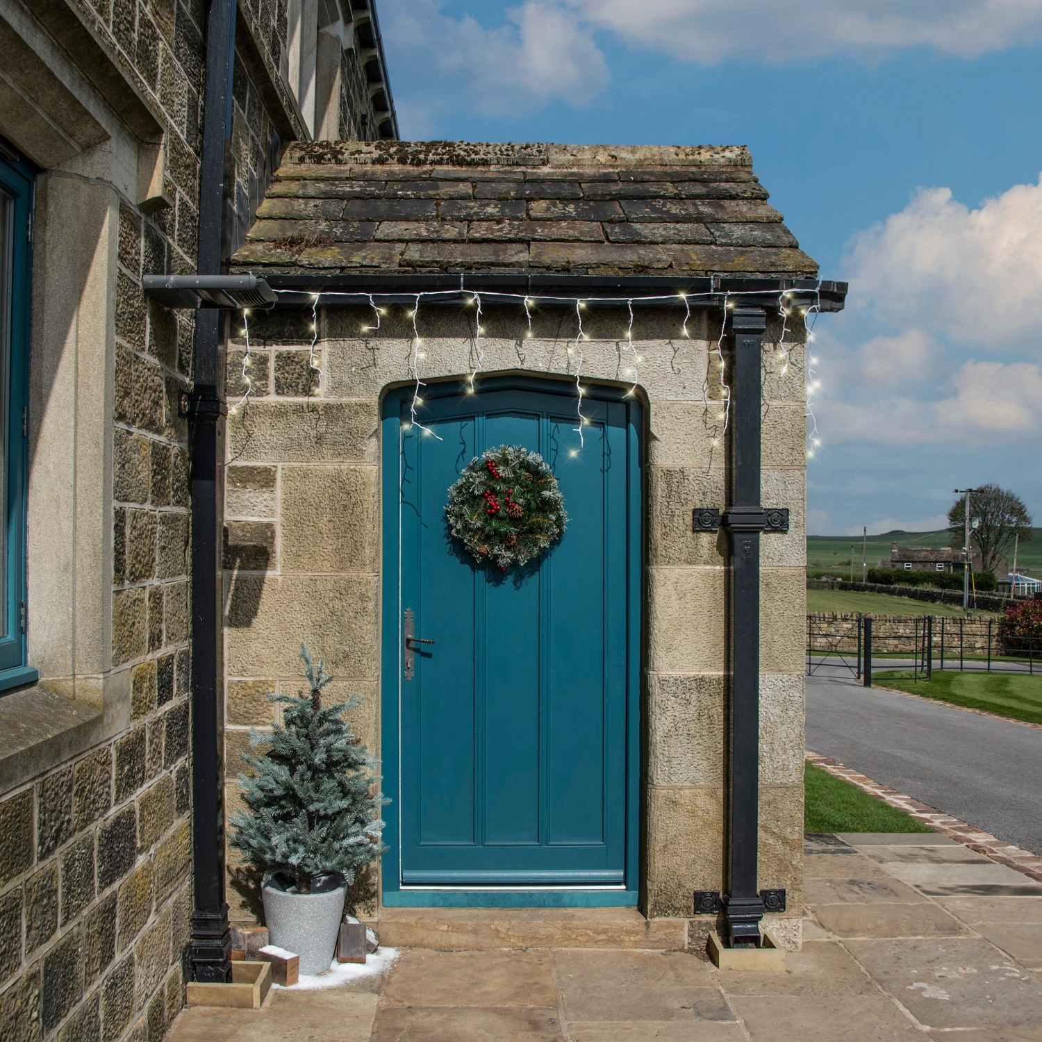 Deals 💯 Everlands 50cm Snowy 🎁 Christmas Wreath With Berries And Pinecones ✔️ 4 Deals 💯 Everlands 50cm Snowy 🎁 Christmas Wreath With Berries And Pinecones ✔️ - Image 2